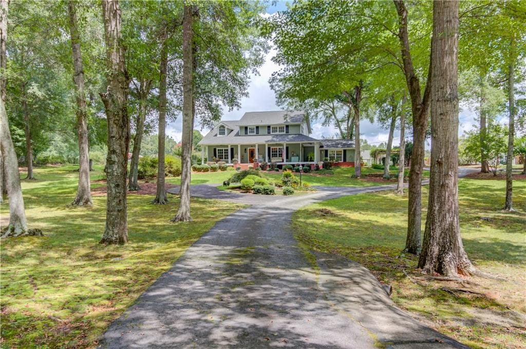 4 bedroom, 3 bathroom, 2,945 sq ft single family residence for sale at 1140 Beaver Dam Road, Hoschton, GA 30548 — photo 3