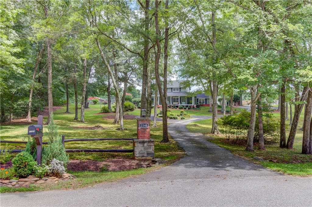 4 bedroom, 3 bathroom, 2,945 sq ft single family residence for sale at 1140 Beaver Dam Road, Hoschton, GA 30548 — photo 4