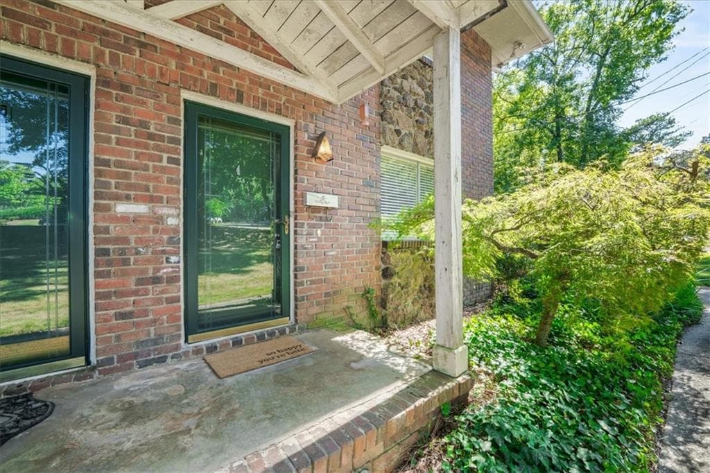 2 bedroom, 2 bathroom, 1,116 sq ft townhouse for sale at 2412 Peachwood Circle 4, Atlanta, GA 30345 — photo 2