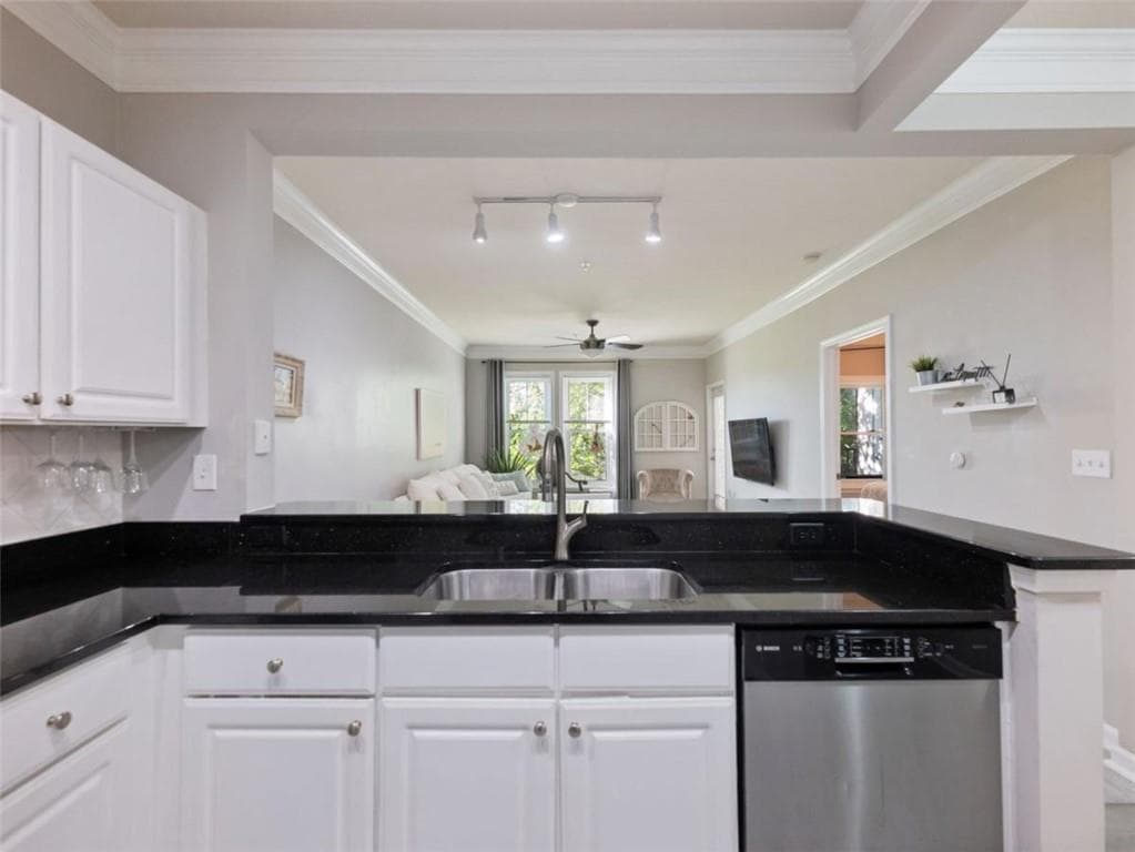 1 bedroom, 1 bathroom, 752 sq ft condominium for sale at 1850 Cotillion Drive 1210, Atlanta, GA 30338 — photo 4