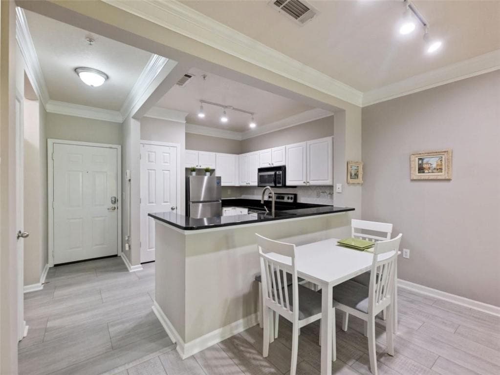 1 bedroom, 1 bathroom, 752 sq ft condominium for sale at 1850 Cotillion Drive 1210, Atlanta, GA 30338 — photo 6