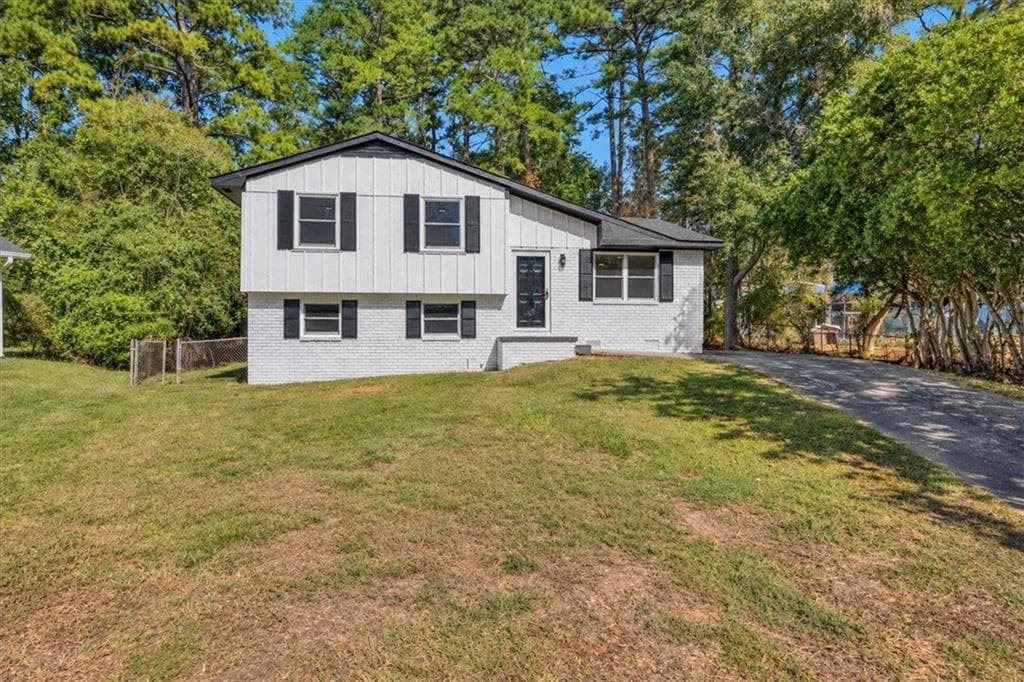 3 bedroom, 2 bathroom, 1,534 sq ft single family residence for sale at 7977 Flanders Ct, Jonesboro, GA 30238 — photo 2
