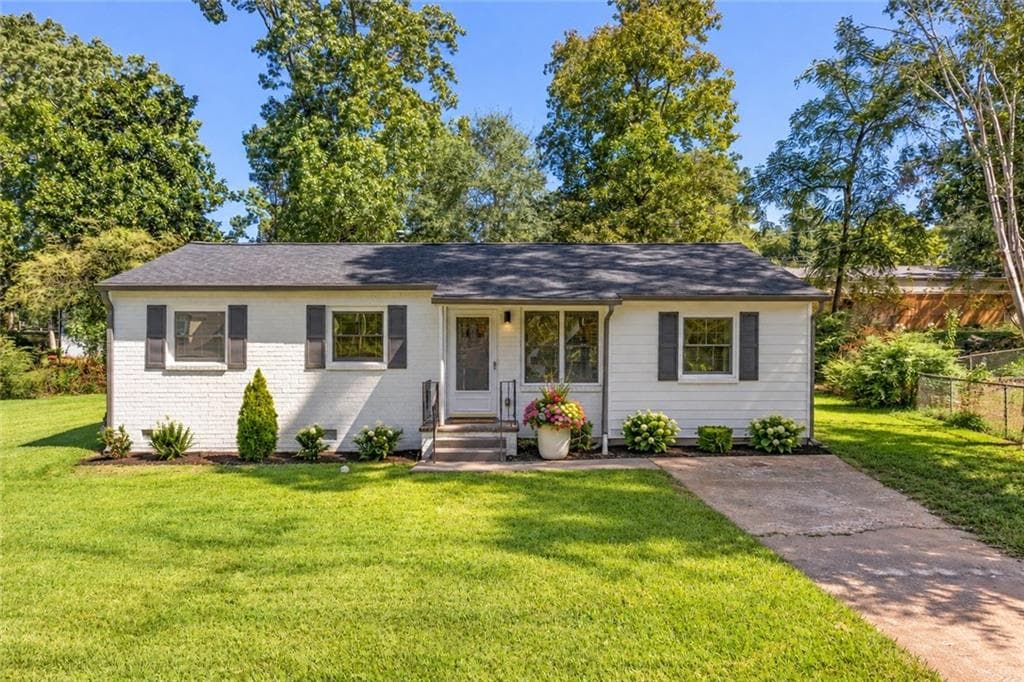 3 bedroom, 2 bathroom, 1,200 sq ft single family residence for sale at 2593 Walton Way, Marietta, GA 30060 — photo 2