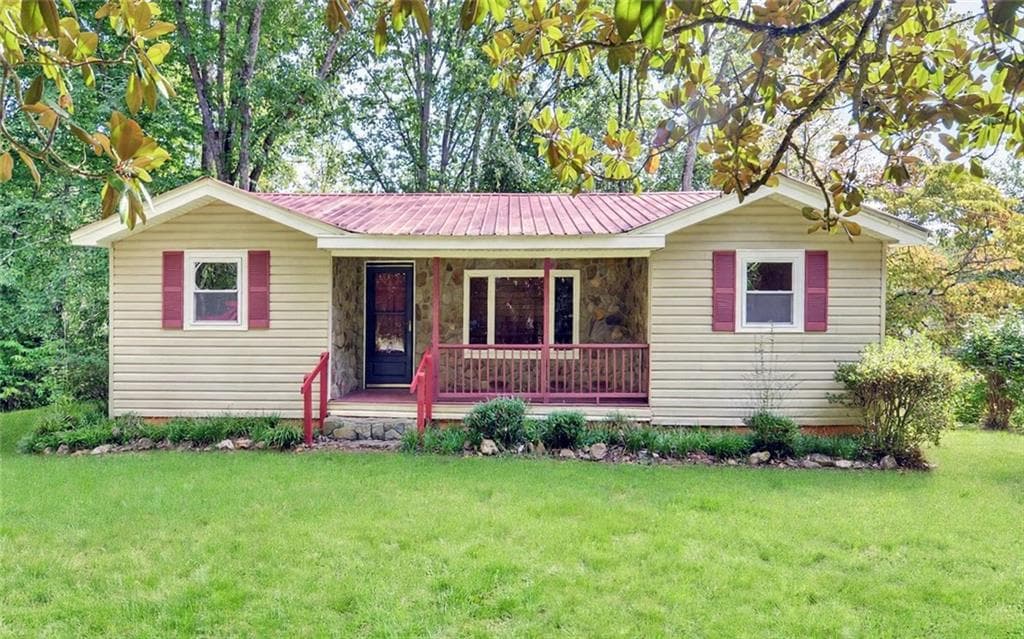 2 bedroom, 1 bathroom, 1,028 sq ft single family residence for sale at 910 Hells Hollow Road, Blue Ridge, GA 30513