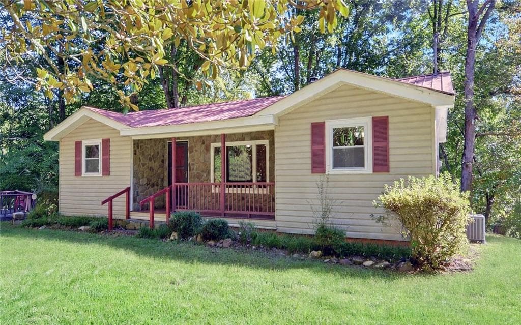 2 bedroom, 1 bathroom, 1,028 sq ft single family residence for sale at 910 Hells Hollow Road, Blue Ridge, GA 30513 — photo 2