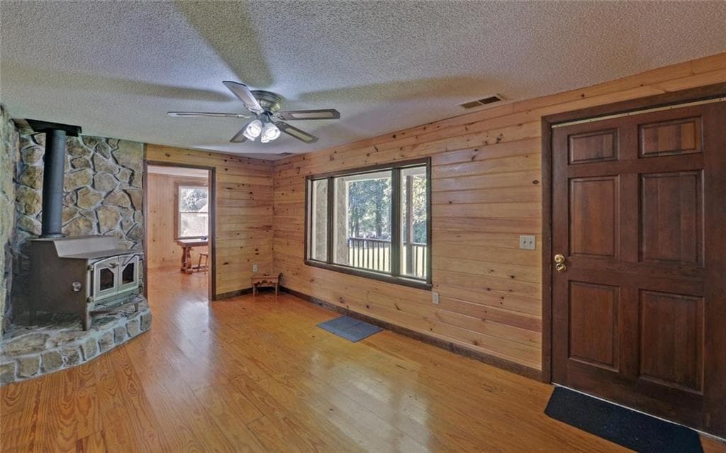 2 bedroom, 1 bathroom, 1,028 sq ft single family residence for sale at 910 Hells Hollow Road, Blue Ridge, GA 30513 — photo 6
