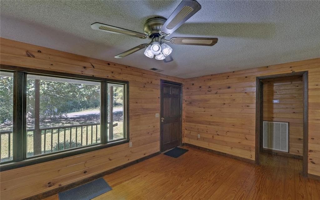 2 bedroom, 1 bathroom, 1,028 sq ft single family residence for sale at 910 Hells Hollow Road, Blue Ridge, GA 30513 — photo 7