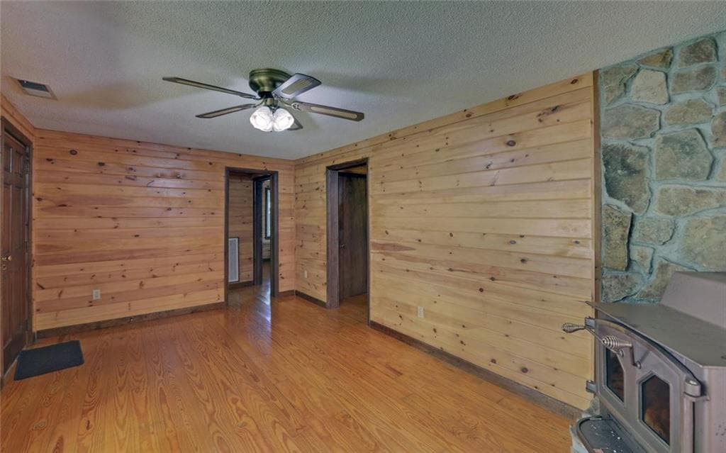 2 bedroom, 1 bathroom, 1,028 sq ft single family residence for sale at 910 Hells Hollow Road, Blue Ridge, GA 30513 — photo 8