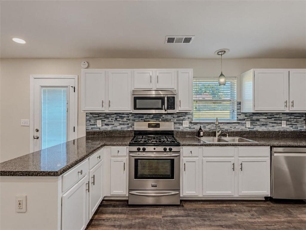 5 bedroom, 3 bathroom, 2,974 sq ft single family residence for sale at 4896 Laythan Jace Court, Snellville, GA 30039 — photo 2