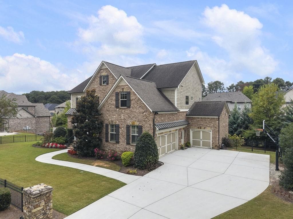 6 bedroom, 6 bathroom, 5,569 sq ft single family residence for sale at 621 Mabry Road, Sandy Springs, GA 30328 — photo 2