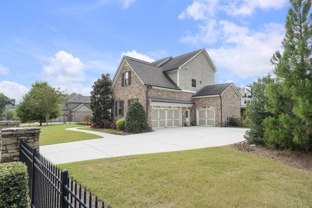 6 bedroom, 6 bathroom, 5,569 sq ft single family residence for sale at 621 Mabry Road, Sandy Springs, GA 30328 — photo 3