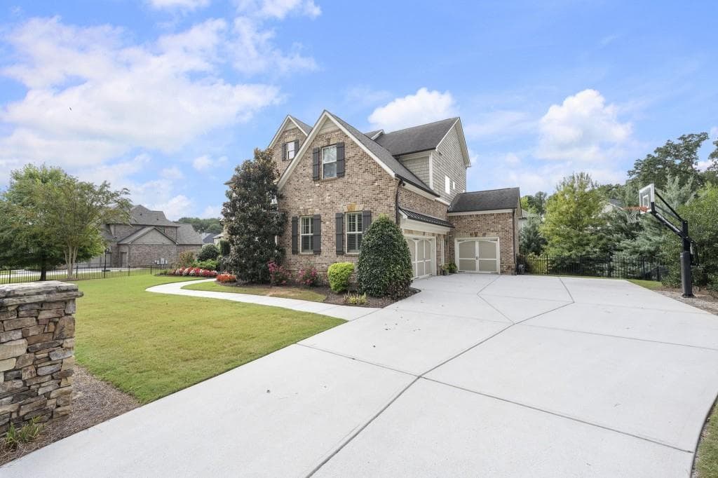 6 bedroom, 6 bathroom, 5,569 sq ft single family residence for sale at 621 Mabry Road, Sandy Springs, GA 30328 — photo 4
