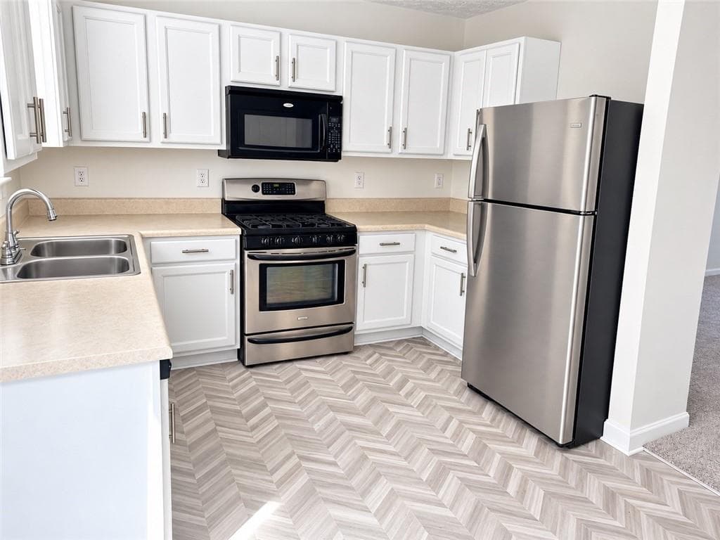 4 bedroom, 3 bathroom, 1,629 sq ft single family residence for sale at 9432 Lakeview Road, Union City, GA 30291 — photo 2