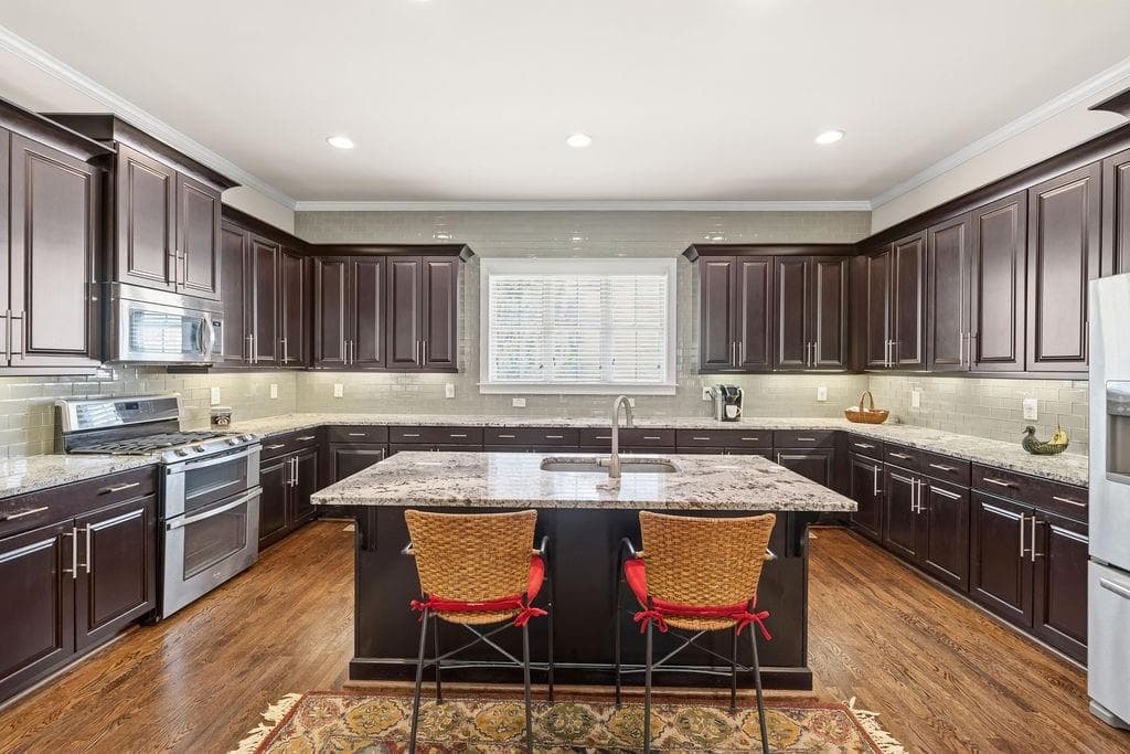 3 bedroom, 4 bathroom, 2,084 sq ft townhouse for sale at 917 Dumaine Trace, Atlanta, GA 30328 — photo 2