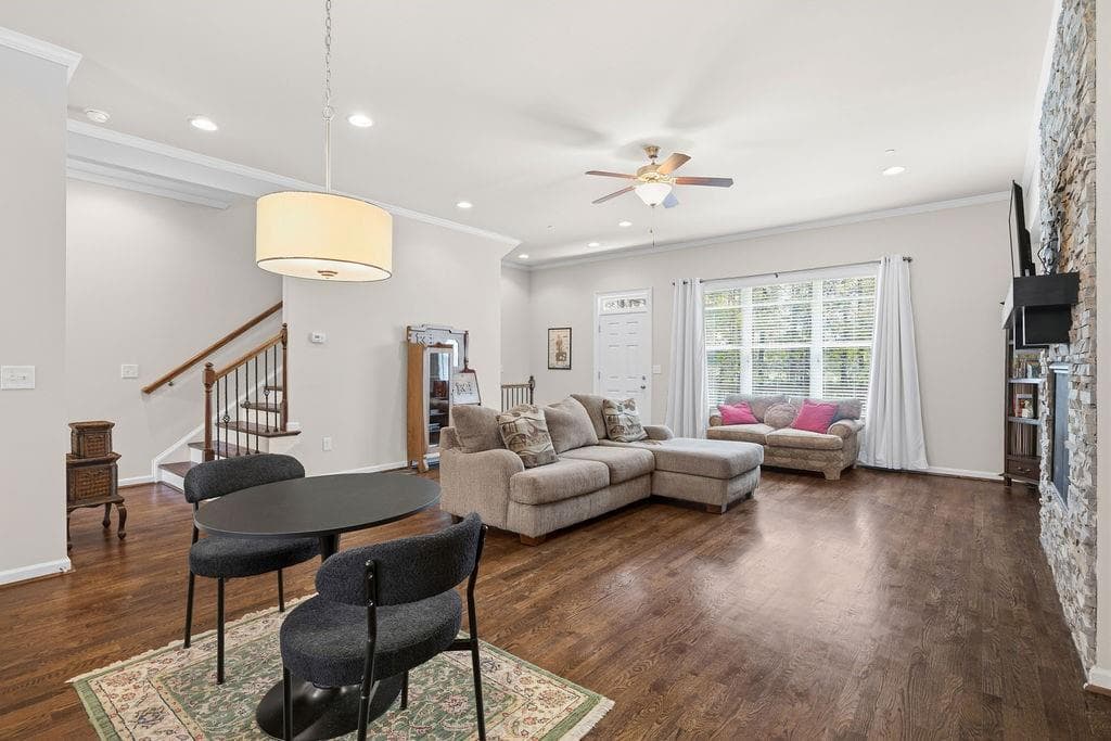 3 bedroom, 4 bathroom, 2,084 sq ft townhouse for sale at 917 Dumaine Trace, Atlanta, GA 30328 — photo 9