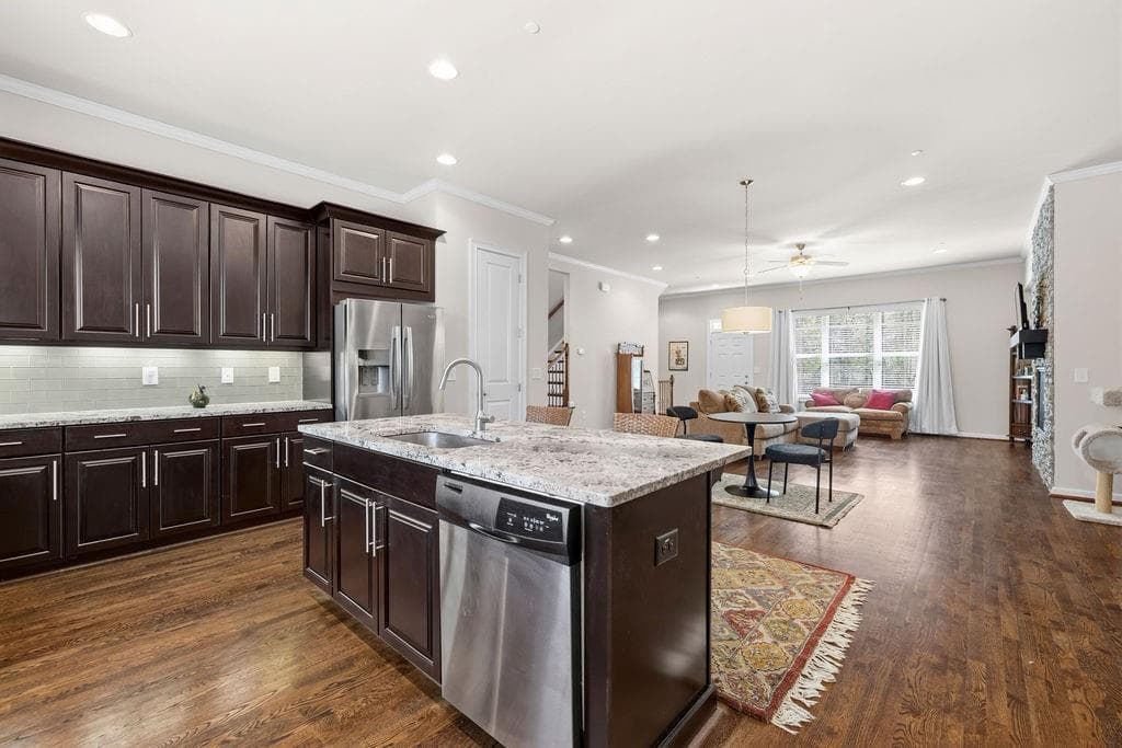 3 bedroom, 4 bathroom, 2,084 sq ft townhouse for sale at 917 Dumaine Trace, Atlanta, GA 30328 — photo 3