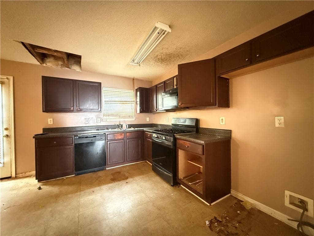 4 bedroom, 3 bathroom, 3,152 sq ft single family residence for sale at 580 Lakeridge Court, Covington, GA 30016 — photo 7