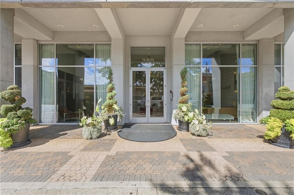 2 bedroom, 2 bathroom, 1,003 sq ft condominium for sale at 250 Pharr Road 1209, Atlanta, GA 30305