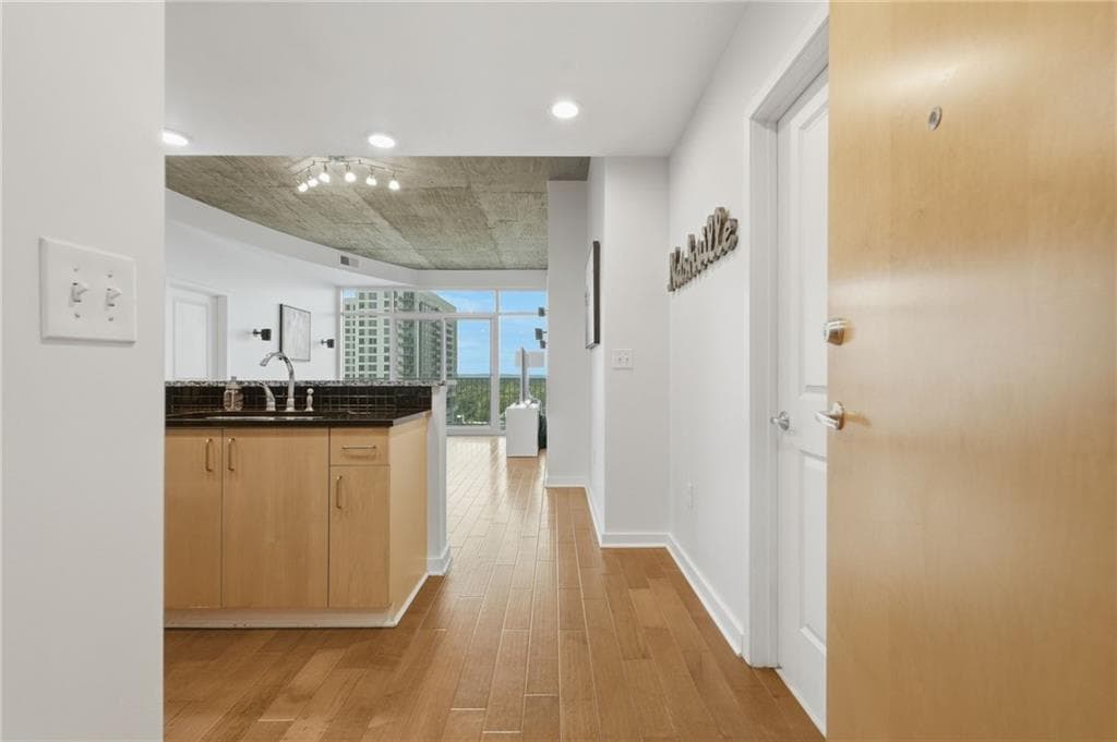 2 bedroom, 2 bathroom, 1,003 sq ft condominium for sale at 250 Pharr Road 1209, Atlanta, GA 30305 — photo 5