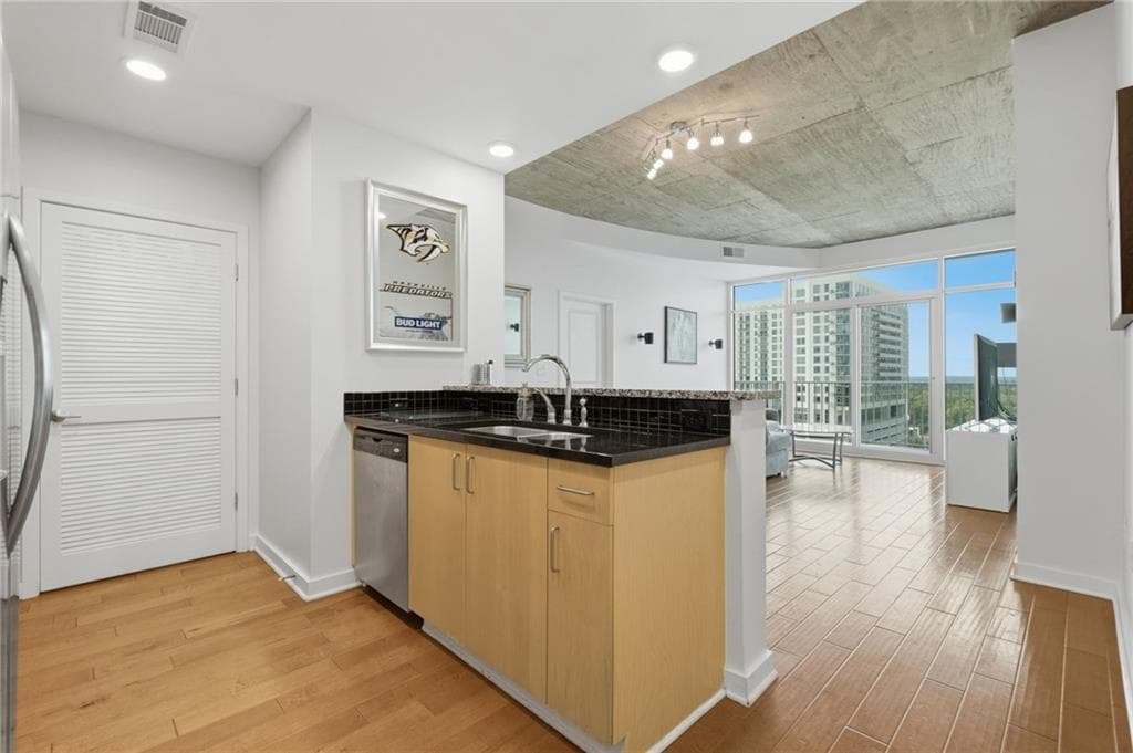 2 bedroom, 2 bathroom, 1,003 sq ft condominium for sale at 250 Pharr Road 1209, Atlanta, GA 30305 — photo 7