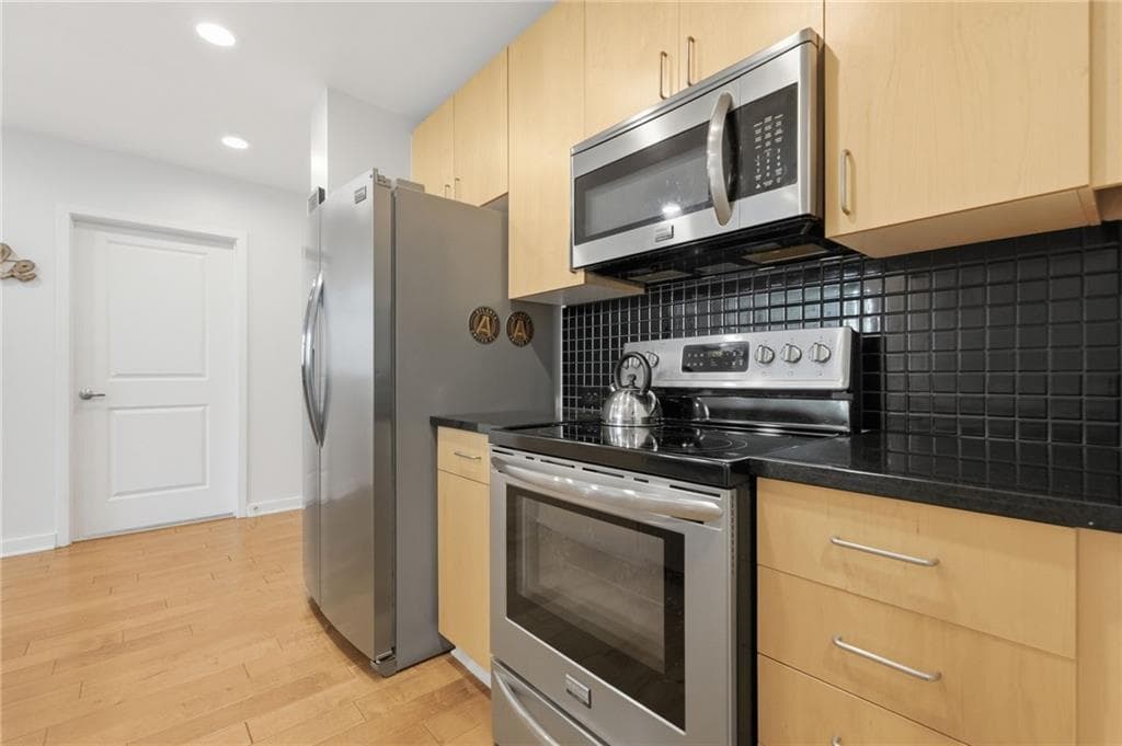 2 bedroom, 2 bathroom, 1,003 sq ft condominium for sale at 250 Pharr Road 1209, Atlanta, GA 30305 — photo 9