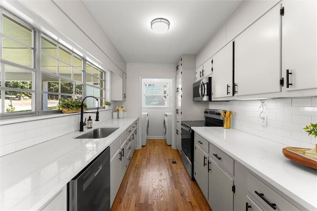 3 bedroom, 2 bathroom, 2,412 sq ft single family residence for sale at 1083 Amelia Drive, Marietta, GA 30060 — photo 3