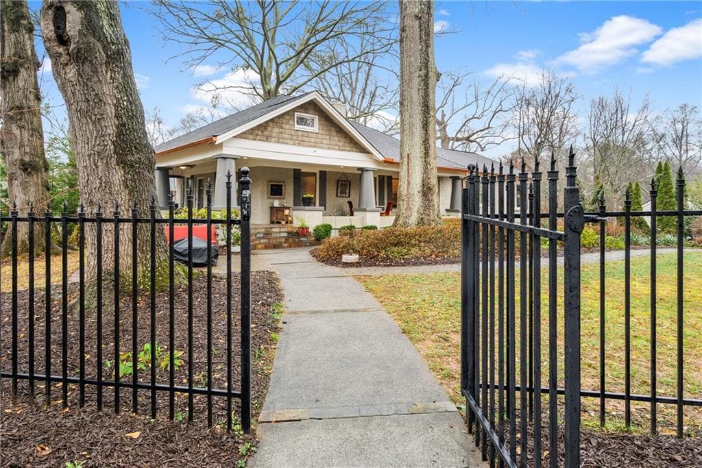 5 bedroom, 3 bathroom, 3,842 sq ft single family residence for sale at 2262 Ridgedale Road, Atlanta, GA 30317 — photo 5