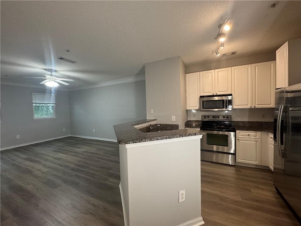 1 bedroom, 1 bathroom, 780 sq ft condominium for sale at 10 Perimeter Summit Boulevard 4211, Atlanta, GA 30319 — photo 4