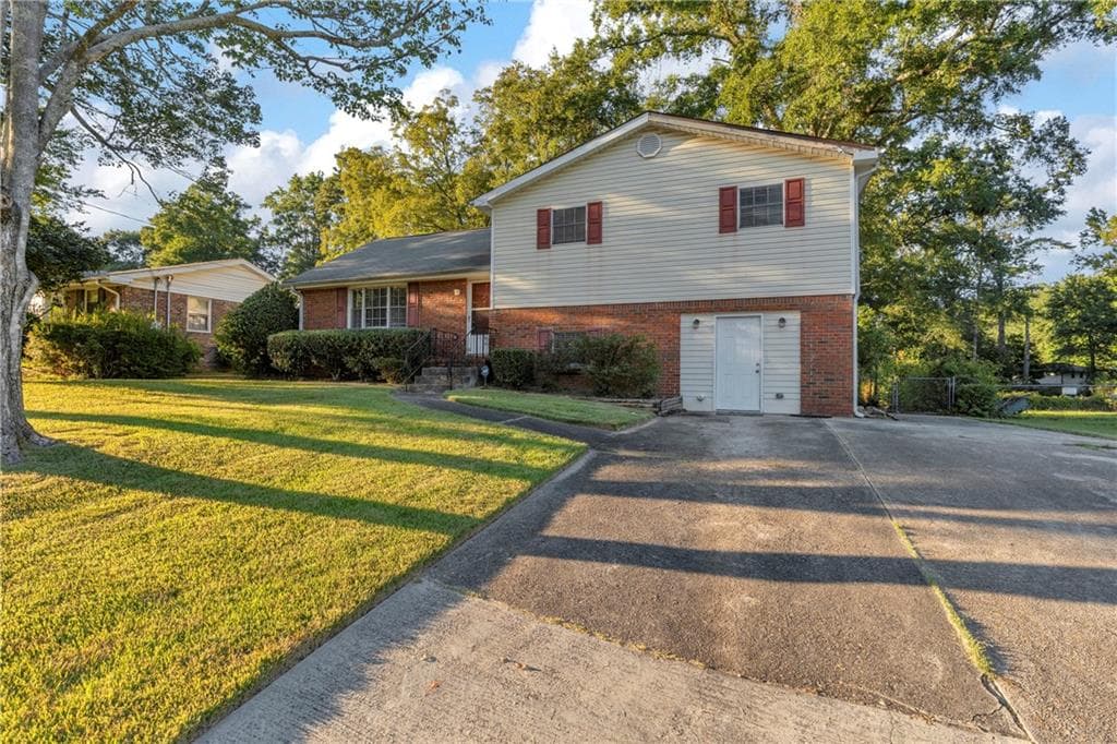 4 bedroom, 3 bathroom, 1,880 sq ft single family residence for sale at 840 Sherwood Drive, Jonesboro, GA 30236 — photo 3