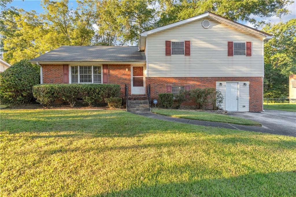 4 bedroom, 3 bathroom, 1,880 sq ft single family residence for sale at 840 Sherwood Drive, Jonesboro, GA 30236 — photo 4