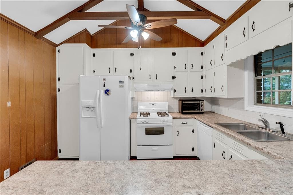 4 bedroom, 3 bathroom, 1,880 sq ft single family residence for sale at 840 Sherwood Drive, Jonesboro, GA 30236 — photo 10