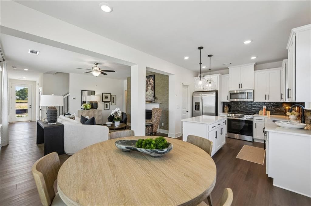 3 bedroom, 3 bathroom, 1,745 sq ft townhouse for sale at 222 Foxtrot Avenue, Hoschton, GA 30548 — photo 5