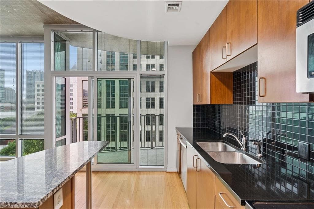 1 bedroom, 1 bathroom, 696 sq ft condominium for rent at 943 Peachtree Street 707, Atlanta, GA 30309 for $1,900 a month — photo 10