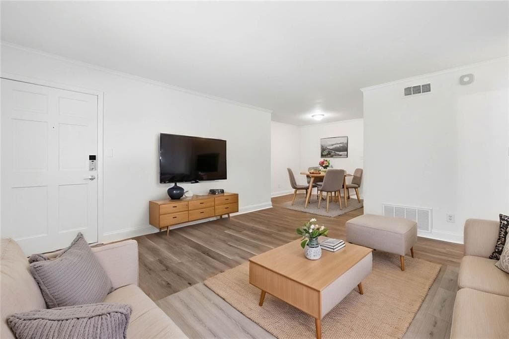 2 bedroom, 2 bathroom, 1,176 sq ft condominium for sale at 3510 Roswell Road L-4, Atlanta, GA 30305 — photo 1 of 30