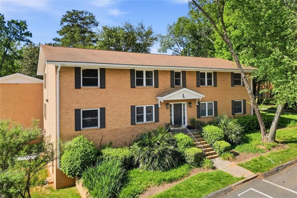 2 bedroom, 2 bathroom, 1,176 sq ft condominium for sale at 3510 Roswell Road L-4, Atlanta, GA 30305 — photo 2
