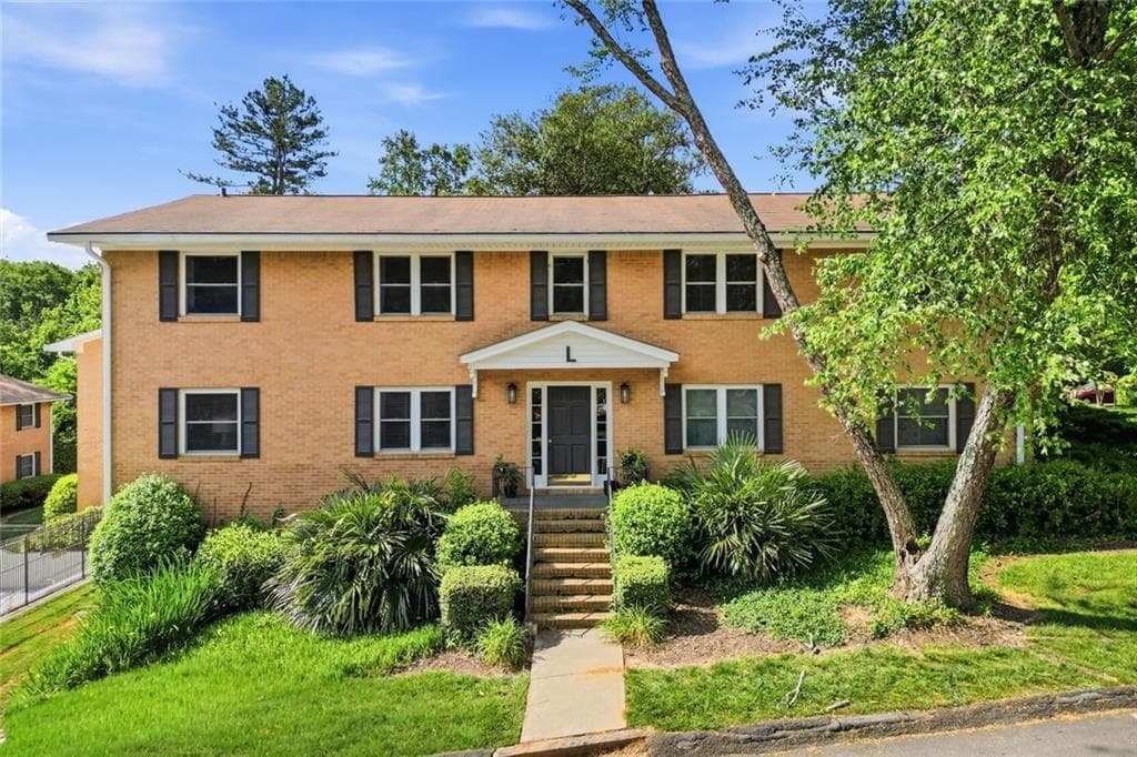 2 bedroom, 2 bathroom, 1,176 sq ft condominium for sale at 3510 Roswell Road L-4, Atlanta, GA 30305 — photo 3