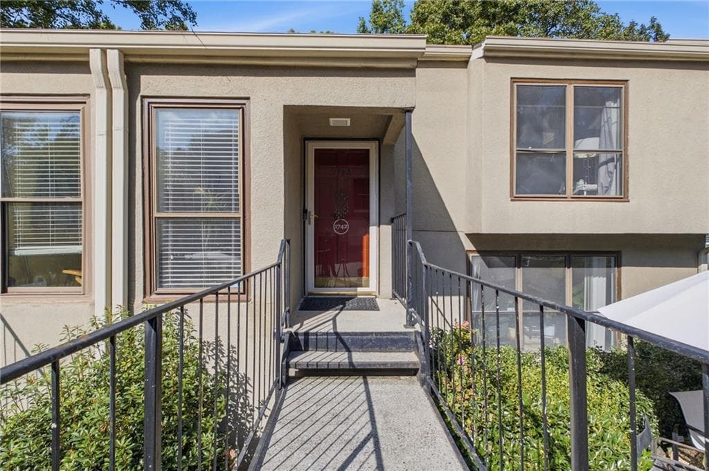 3 bedroom, 3 bathroom, 2,261 sq ft townhouse for sale at 1742 Woodcliff Place, Atlanta, GA 30329 — photo 4