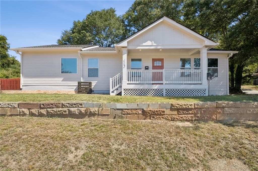 3 bedroom, 3 bathroom, 1,568 sq ft single family residence for sale at 112 E Stephens Street, Winder, GA 30680