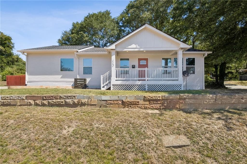 3 bedroom, 3 bathroom, 1,568 sq ft single family residence for sale at 112 E Stephens Street, Winder, GA 30680 — photo 2