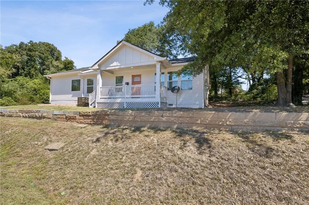 3 bedroom, 3 bathroom, 1,568 sq ft single family residence for sale at 112 E Stephens Street, Winder, GA 30680 — photo 3
