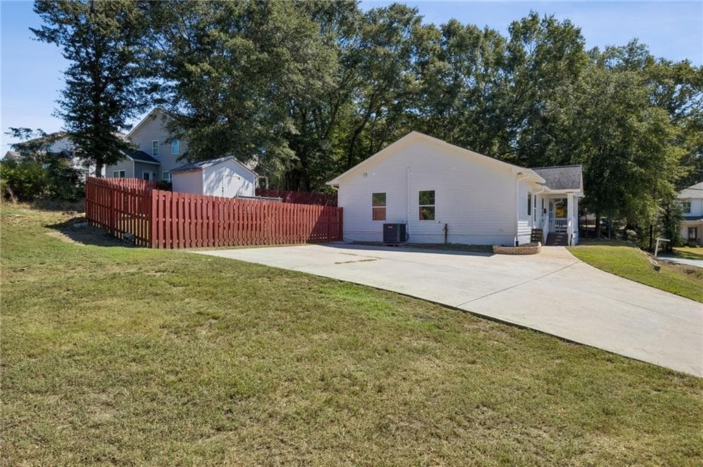 3 bedroom, 3 bathroom, 1,568 sq ft single family residence for sale at 112 E Stephens Street, Winder, GA 30680 — photo 5
