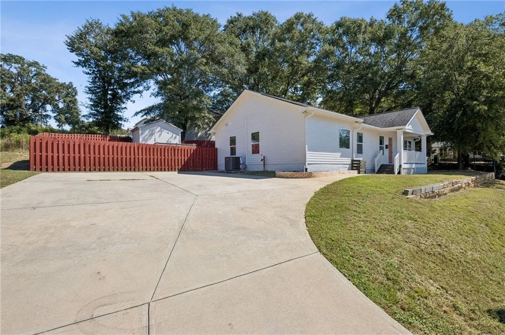 3 bedroom, 3 bathroom, 1,568 sq ft single family residence for sale at 112 E Stephens Street, Winder, GA 30680 — photo 6