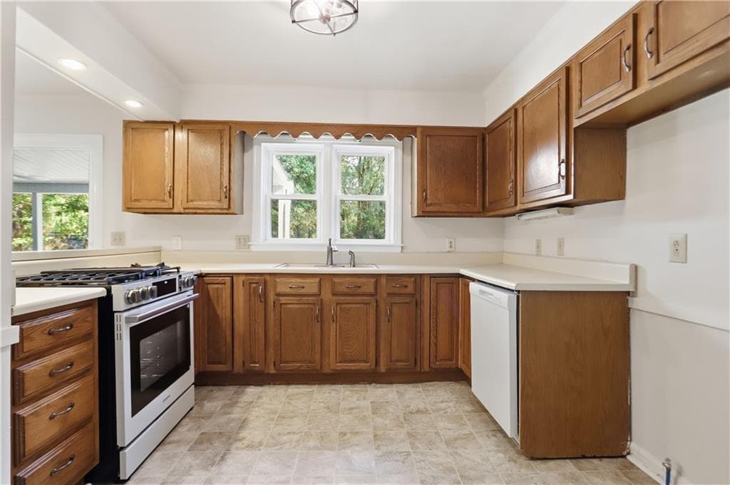 4 bedroom, 4 bathroom, 2,915 sq ft single family residence for sale at 990 Chads Ford Court, Macon, GA 31210 — photo 2