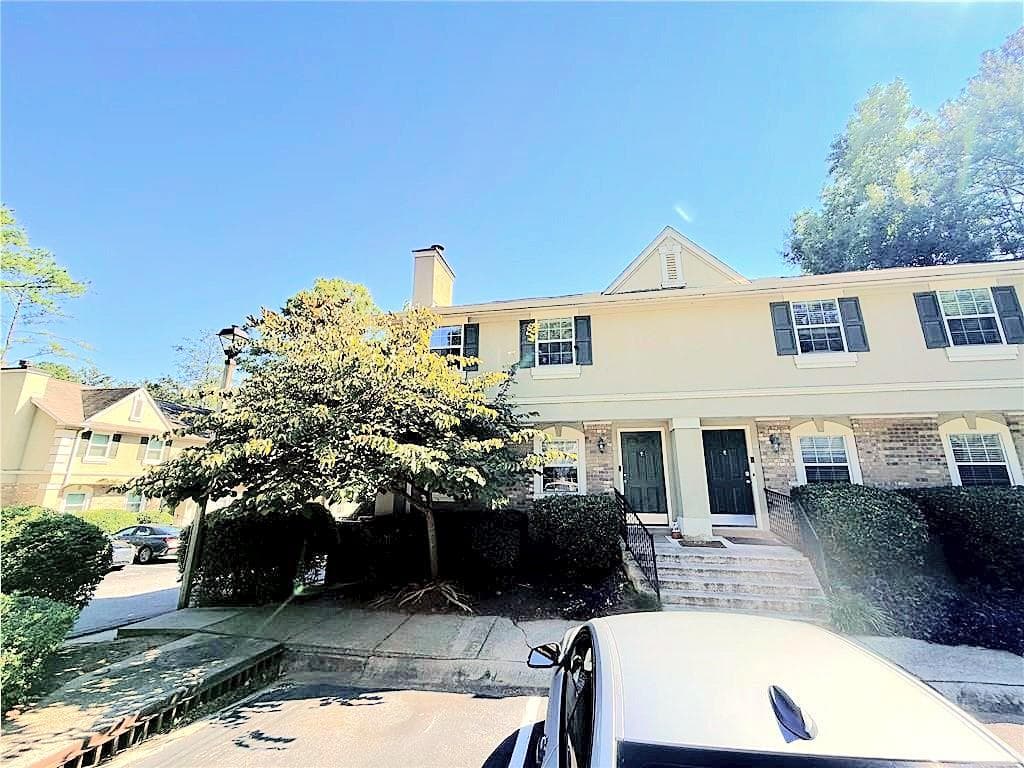 3 bedroom, 3 bathroom, 1,434 sq ft townhouse for sale at 6900 Roswell Road 1K, Sandy Springs, GA 30328 — photo 2