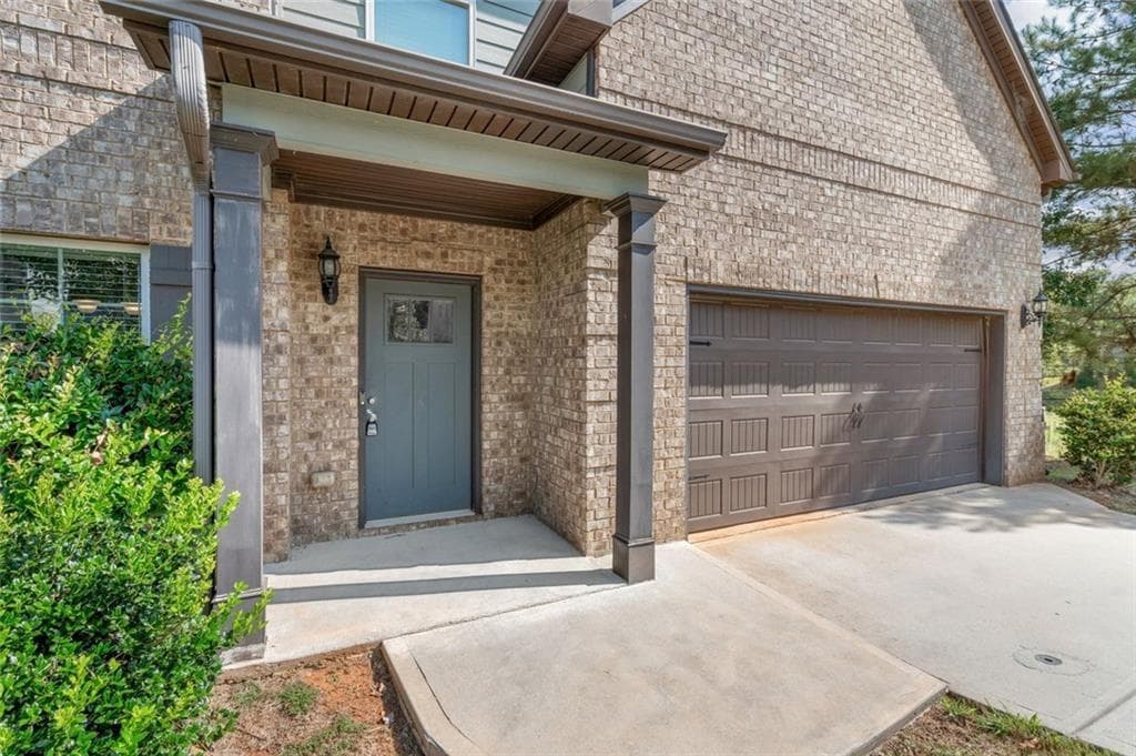 4 bedroom, 3 bathroom, 2,376 sq ft single family residence for sale at 281 Janney Circle, Mcdonough, GA 30253 — photo 2