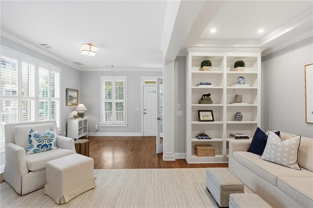 3 bedroom, 3 bathroom, 2,280 sq ft townhouse for sale at 1085 Davis Circle R, Atlanta, GA 30318 — photo 2
