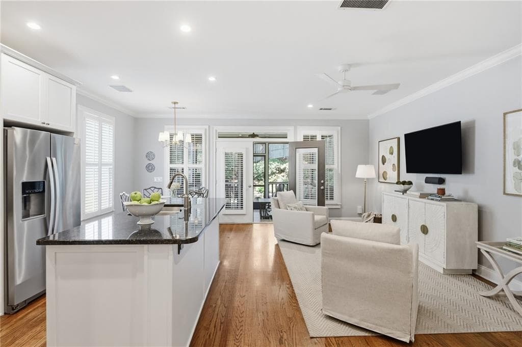 3 bedroom, 3 bathroom, 2,280 sq ft townhouse for sale at 1085 Davis Circle R, Atlanta, GA 30318 — photo 9