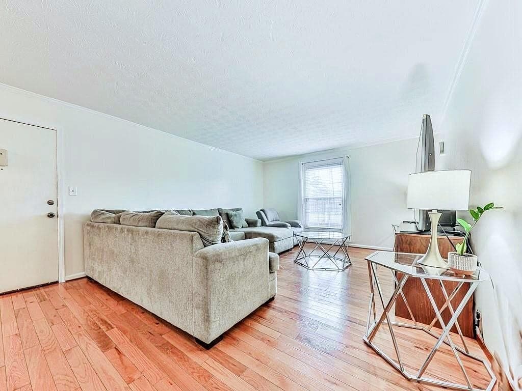 2 bedroom, 2 bathroom, 1,026 sq ft condominium for sale at 6700 Roswell Road 24E, Atlanta, GA 30328 — photo 2