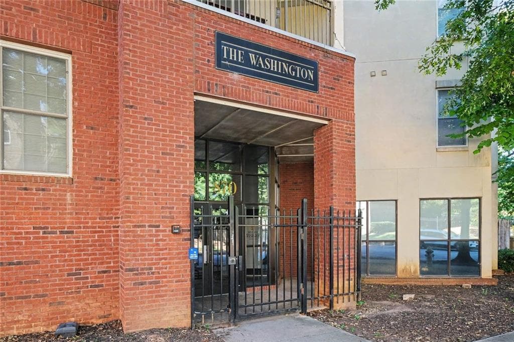 2 bedroom, 2 bathroom, 1,089 sq ft condominium for sale at 870 Mayson Turner Road 1311, Atlanta, GA 30314 — photo 2