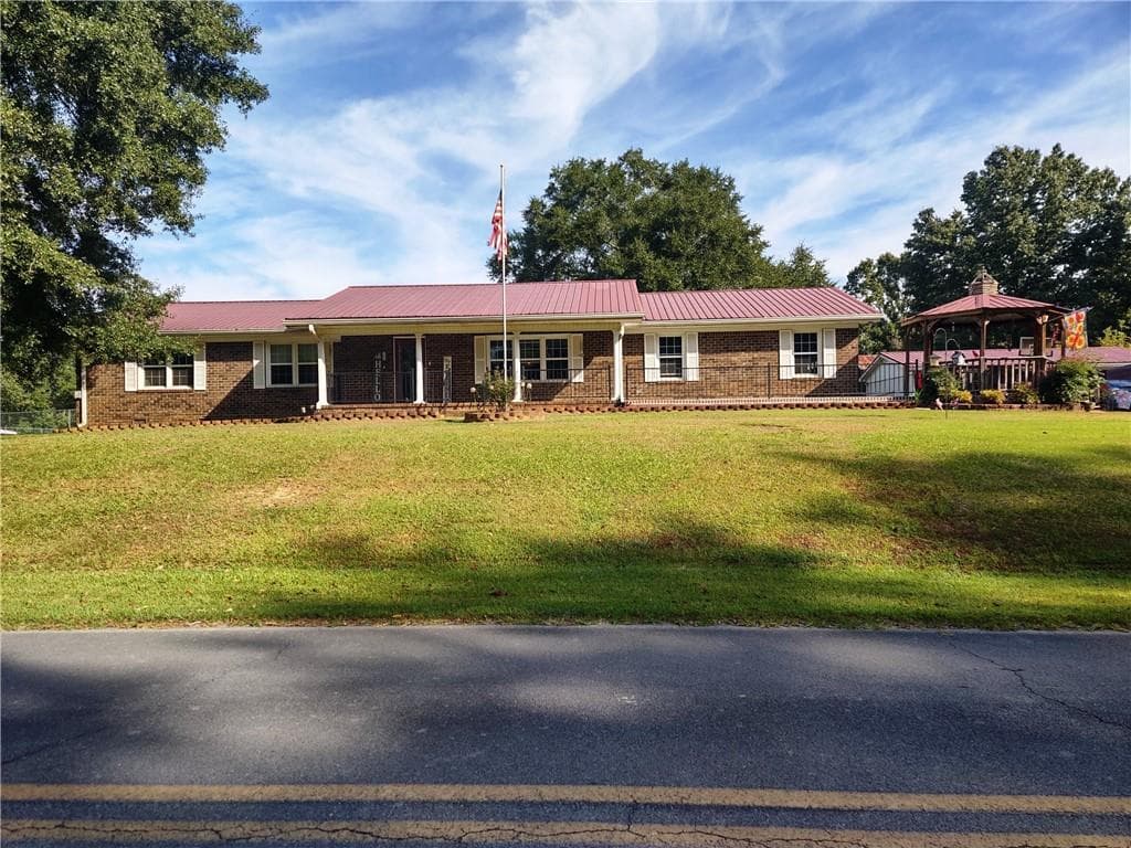 3 bedroom, 2 bathroom, 1,653 sq ft single family residence for sale at 245 Red Oak Road, Summerville, GA 30747
